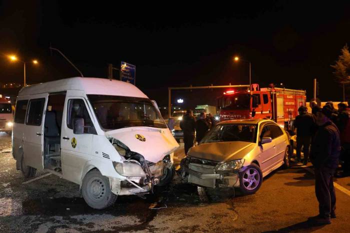 Elazığ’da Minibüs İle Otomobil Çarpıştı: 5 Yaralı