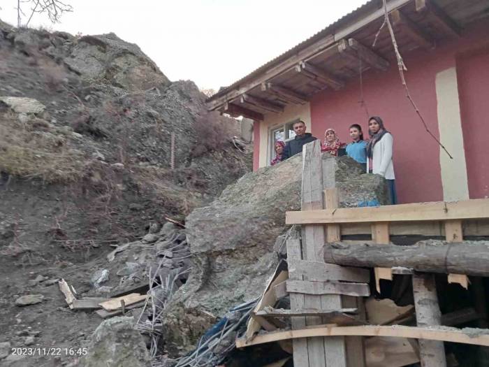 Oltu’da Dev Kaya Parçası Balkona Girdi, 5 Kişilik Aile Ölümden Döndü