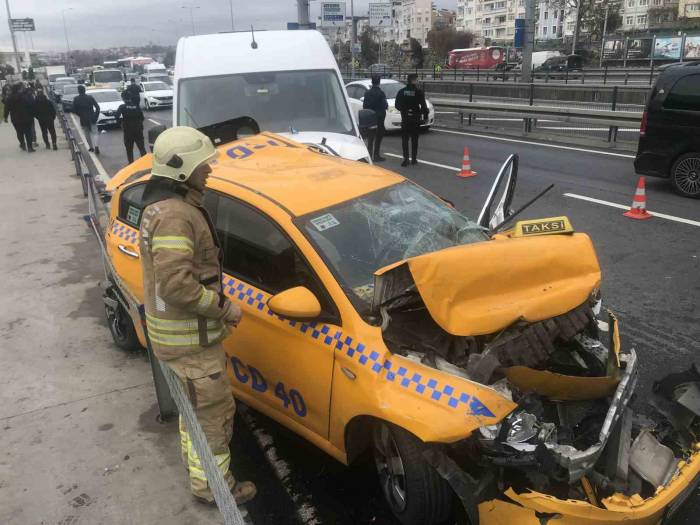 Fatih’te Türk Hava Yolları’nın Servis Minibüsü Taksiye Çarptı: 1 Ağır Yaralı