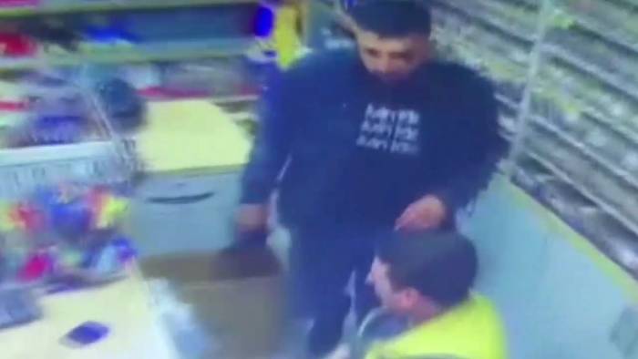 Gaziosmanpaşa’da Dehşet Anları Kamerada: Silahlı Soyguncu Kasadaki 22 Bin Lirayı Ve Çalışanın Üzerindeki Bin Lirayı Gasp Etti
