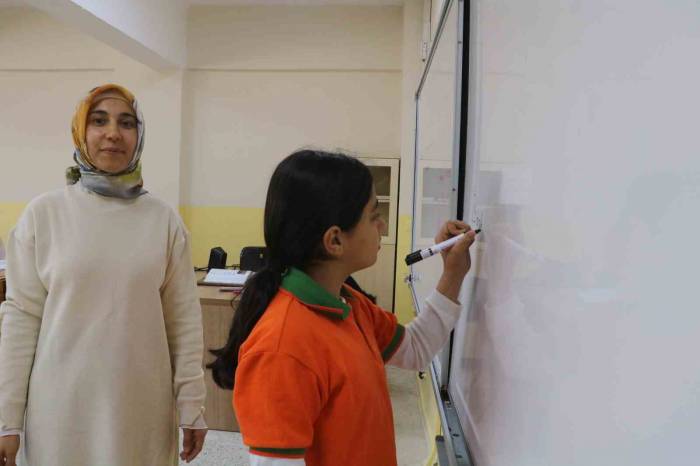 Eşini Ve Çocuklarını Depremde Kaybedip Bacağı Ampute Olan Zeynep Öğretmen Öğrencileriyle Hayata Tutundu