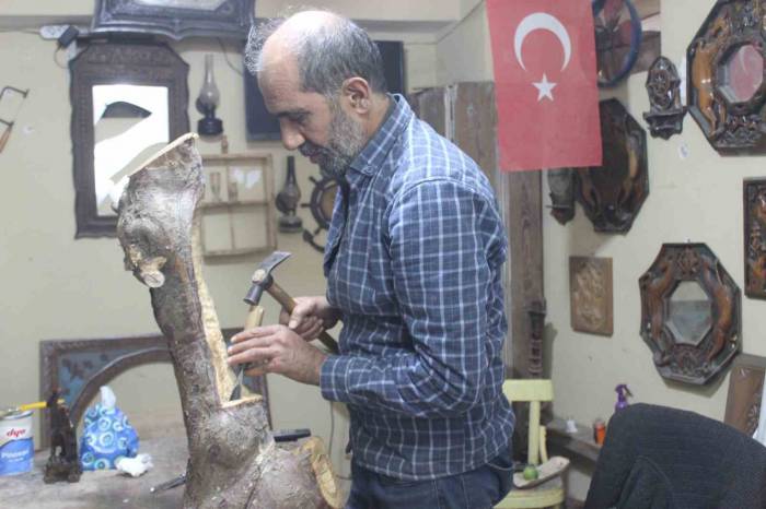 Ahşap, Temel Usta’nın Elinde Sanat Eserine Dönüşüyor