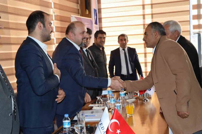 Vedaş Heyeti Hakkarili Muhtarlarla Toplantı Yaptı