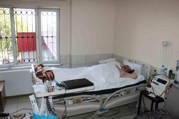 "Yatan Adam" Olarak Bilinen Sosyal Medya Fenomeni Kazadan 19 Yıl Sonra Hayatını Kaybetti