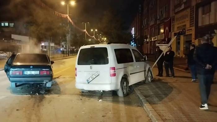 ‘Dur’ İhtarına Uymayan Sürücü Park Halindeki Araca Çarptı