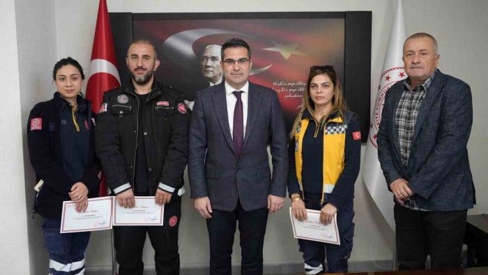 Erken Müdahaleyle Kalp Krizi Geçiren Gazetecinin Hayatını Kurtaran Ambulans Ekibine Başarı Belgesi