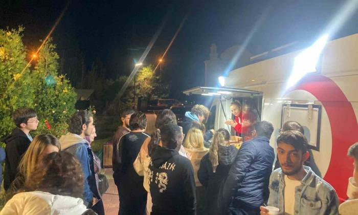 Kızılay’dan Öğrencilere Soğuk Havada Salep İkramı