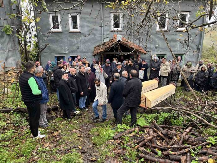 Kocaeli’deki Aile Katliamında Ölen Anne İle Oğlu Sinop’ta Toprağa Verildi