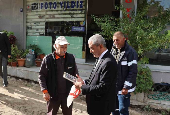 Başkan Kaplan’ı Duygulandıran Sürpriz Hediye