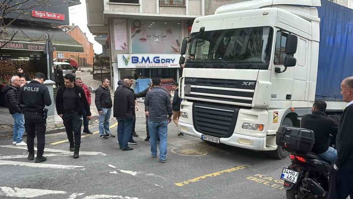 Ukrayna’dan Bin 500 Kilometre Yol Geldi, Kağıthane’de Kaza Yaptı: Tırla Yaşlı Adama Çarptı
