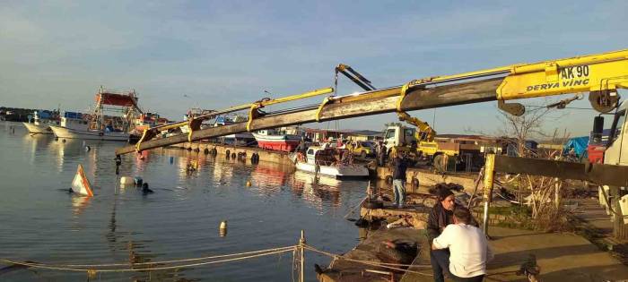 Alaplı’da Batan Tekneler Karaya Çıkarıldı