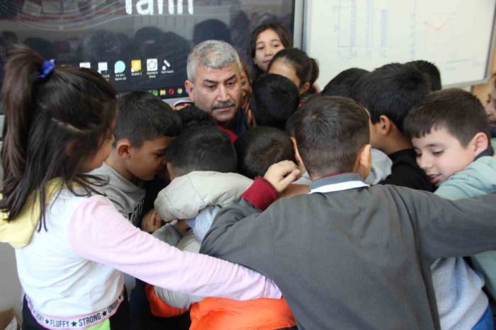 Ailesini Depremde Kaybeden Kadir Öğretmenin Sınıfında Duygusal Anlar Yaşandı