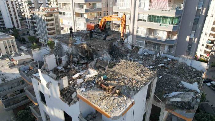 Ağır Hasarlı Binanın Beton Bağlama Noktasından Tepsi Çıktı