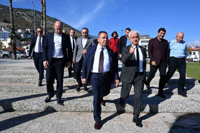 Başkan Böcek: "Finike’ye Cumhuriyet Meydanı Çok Yakıştı"