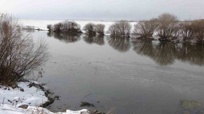 Ardahan’da Kura Nehri’nin Yüzeyi Kısmen Dondu