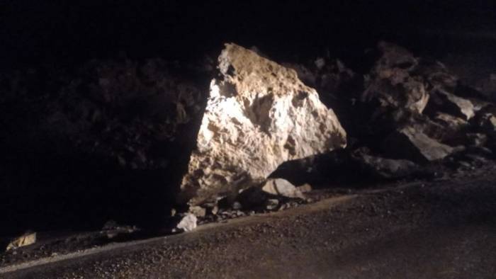Artvin - Ardahan Karayolundaki Heyelan Yolu Ulaşıma Kapattı