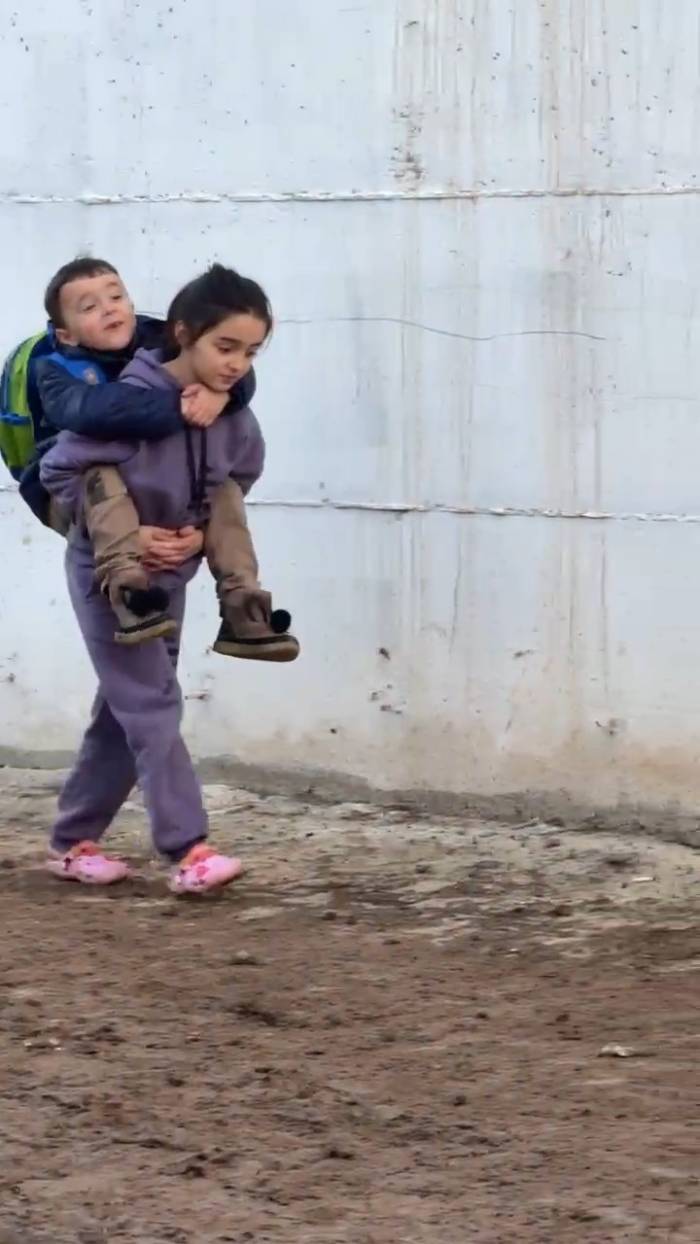 Batman’da Selin Getirdiği Çamur Nedeniyle Kardeşini Sırtında Okula Götürdü