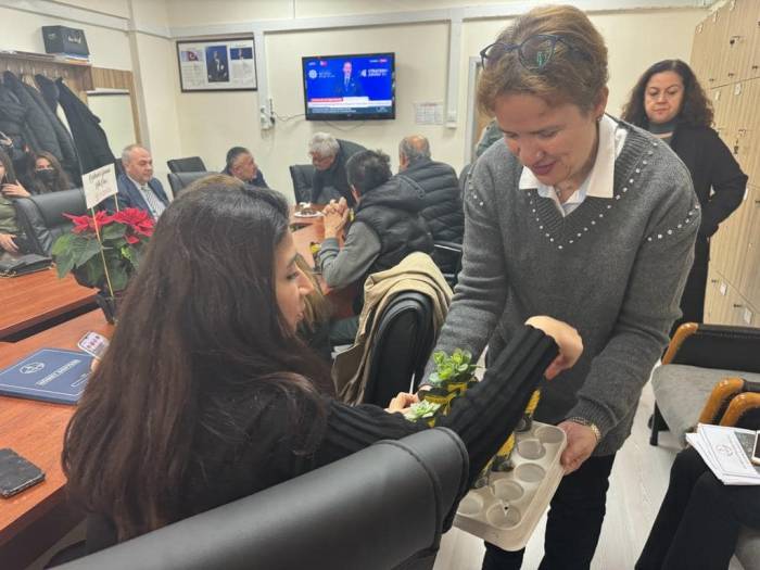 Ak Parti’den Çiçekli Öğretmenler Günü Kutlaması