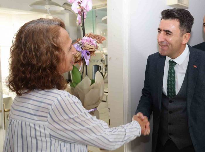 Emekli Öğretmen Çifti Sevindiren Kapı Sesi