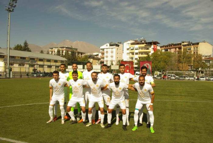 Develigücü Antrenörü Erkan Demirel: "İlk 4 Takım Arasında Olmak İstiyoruz"