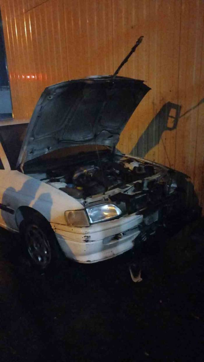 Park Halindeki Otomobilin Motor Kısmı Alev Aldı
