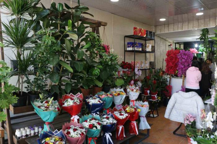 Diyarbakır’da Çiçekçilerde Öğretmenler Günü Yoğunluğu