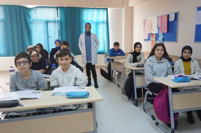 Genç Yaşta Kanseri Yenen Öğretmen Öğrencilerini Geleceğe Hazırlıyor