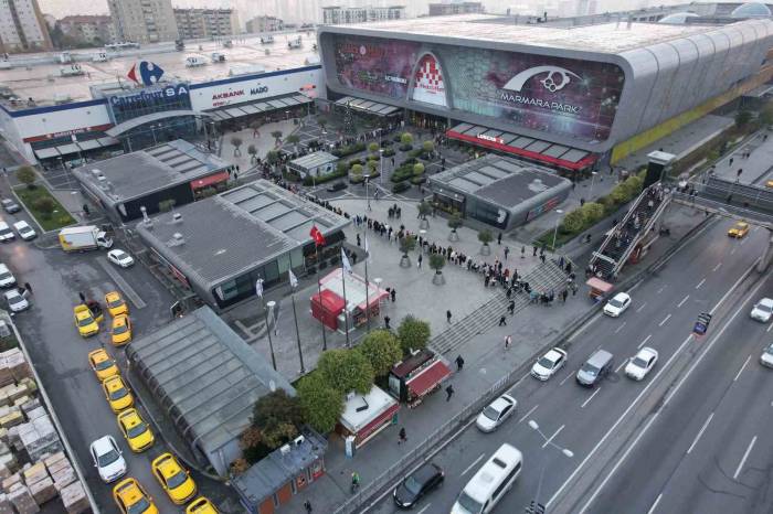 Efsane Kasım İndirimi İçin Avm Önünde Metrelerce Kuyruk Oluşturdular