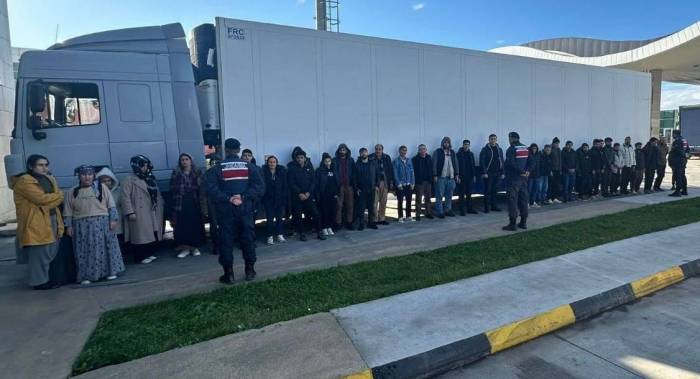 Sınır Kapısında Tırda Havasız Kalan 36 Kaçak Göçmen Kendilerini İhbar Etti
