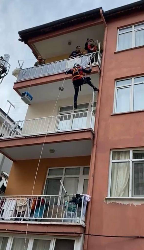 Balkonda Mahsur Kalan Kediyi İtfaiye Ekipleri Kurtardı
