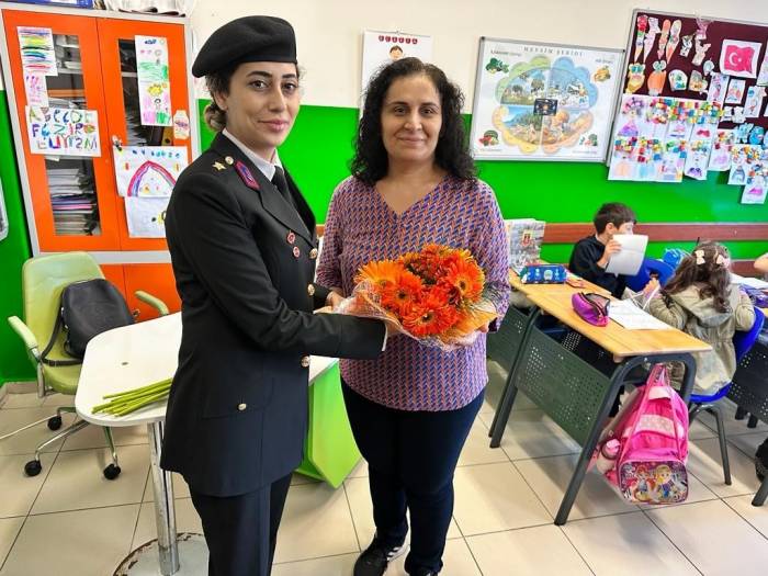 İstanbul İl Jandarma Komutanlığı Personelleri Öğretmenler Gününü Kutladı