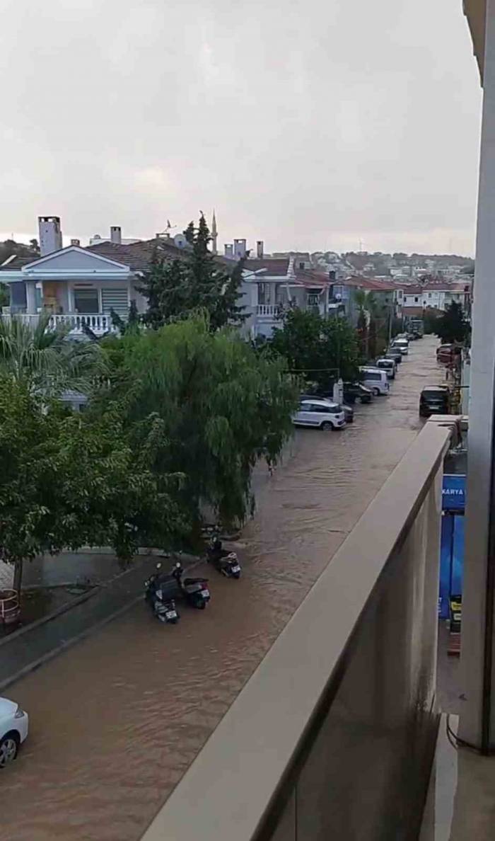 Ünlü Tatil Merkezi Çeşme Sağanağa Teslim Oldu