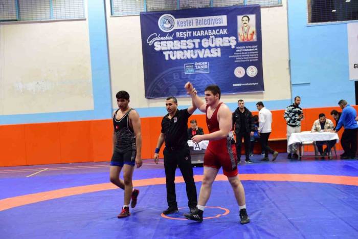 2. Geleneksel Reşit Karabacak Güreş Turnuvası’nda Nefes Kesen Mücadele
