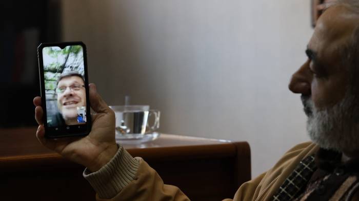 Emekli Öğretmen, "Akıllı Telefonla" Öğrencileriyle Bağlantıyı Koparmadı