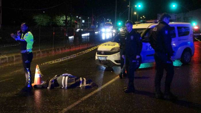 Otomobilin Çarpıp Tırın 100 Metre Sürüklediği Kız Çocuğu Öldü: Anne Ve Baba Sinir Krizi Geçirdi