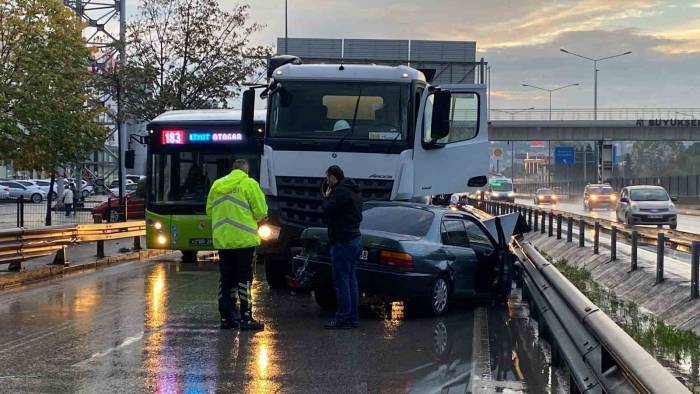 Beton Mikseri İle Çarpışan Otomobil Hurdaya Döndü: 1 Yaralı