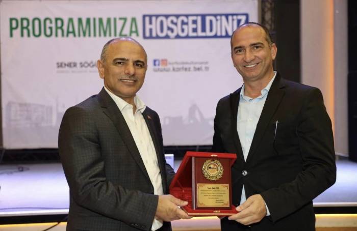 Başkan Söğüt, Emekli Personellere Plaket Takdim Etti