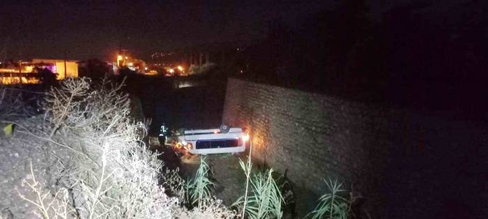 Manisa’da İşçi Servisi Şarampole Devrildi: 1’i Ağır 3 Yaralı