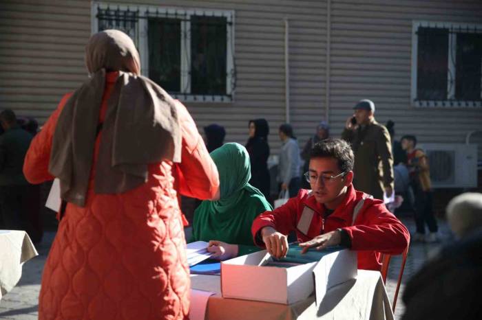 Öğrenim Desteği Alan Öğrencilere Banka Kartları Teslim Edildi