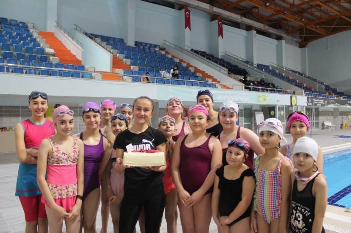 Öğrencilerden Antrenörlerine Unutulmaz ’öğretmenler Günü’ Sürprizi