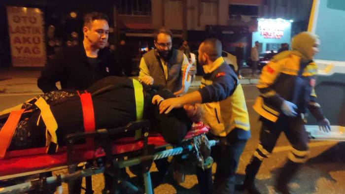 Kamyonet Ana Yoldan Karşıya Geçmek İsteyen Anne Kıza Çarptı: 2 Yaralı