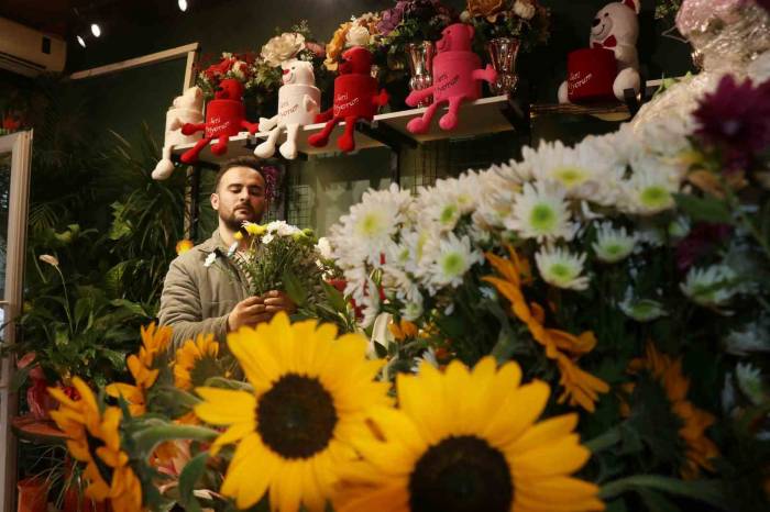 Özel Günlerin Vazgeçilmezi Çiçekçilerin, Öğretmenler Günü Mesaisi