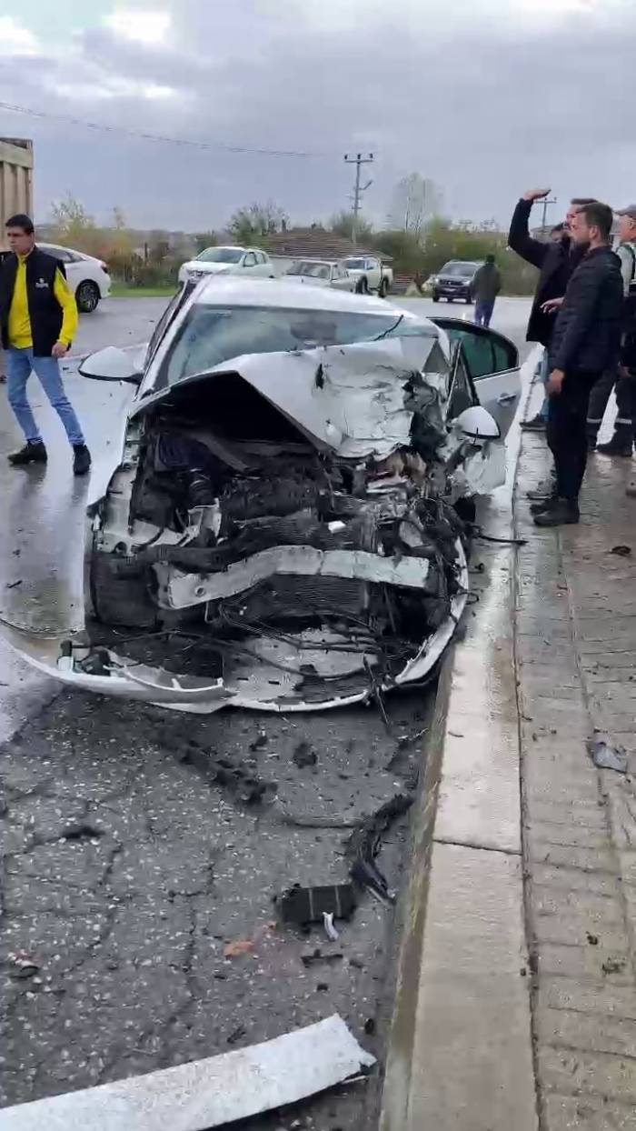 Hurdaya Dönen Otomobilde Sıkışan Kadın Sürücü Yaralandı