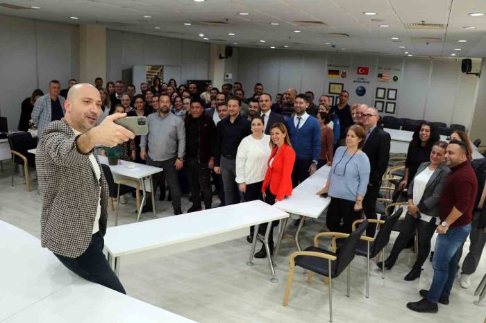 Başkan Arıkan’a Belediye Personelinden Sürpriz Doğum Günü