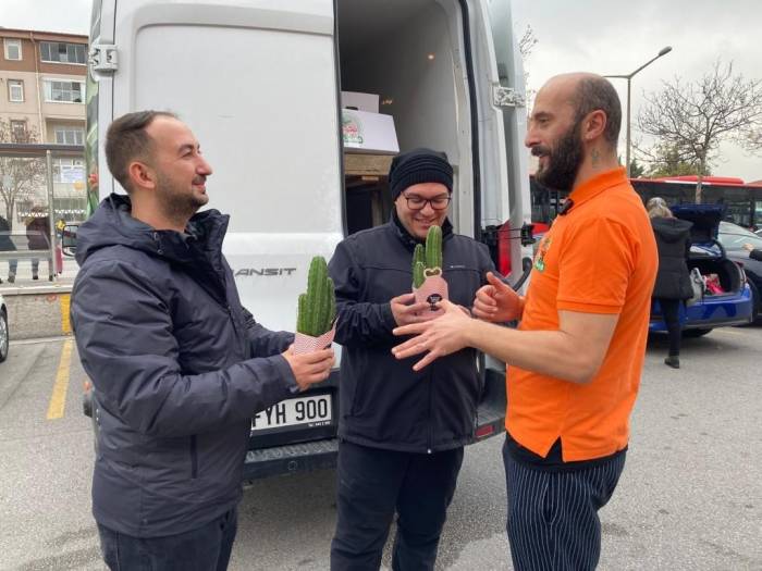 “Çiçek Doktoru” Öğretmenler Günü’nde Bir Kamyon Dolusu Çiçek Dağıttı