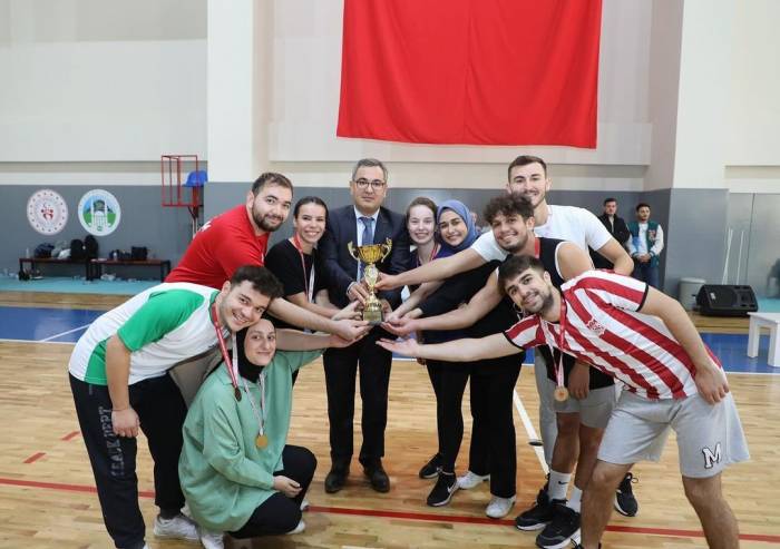 Sağlıkçılar Voleybol Turnuvasında Buluştu