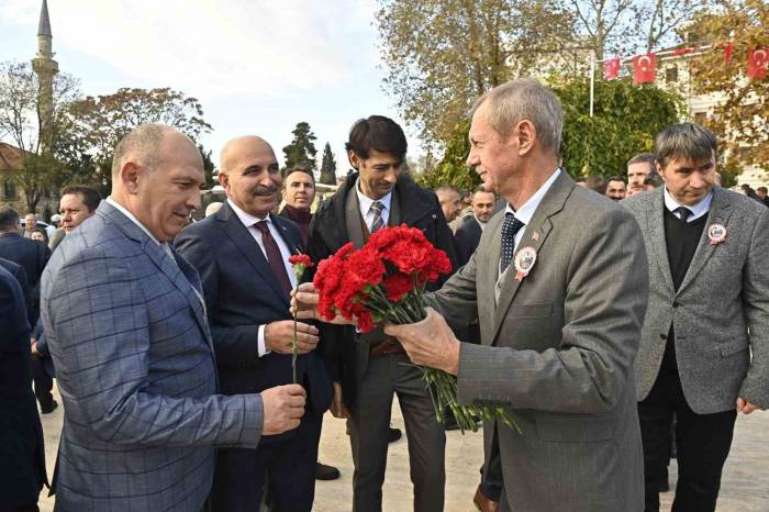 Öğretmenlere Karanfil Hediye Etti