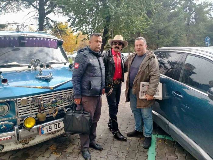 Emekli Sınıf Öğretmeni Giyimi Ve Tarzı İle Dikkatleri Üzerine Çekiyor