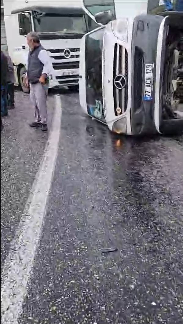 Yalova’da Yolcu Minibüsü, Hafif Ticari Araç Ve Tırla Çarpıştı: 4 Yaralı