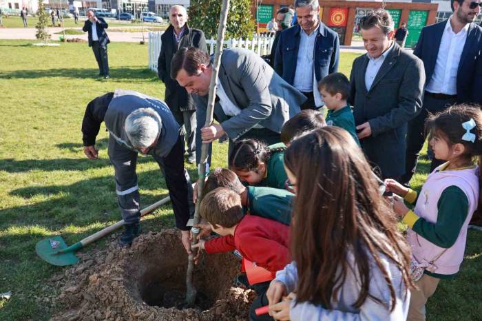 Fidanlar Bu Kez Şehit Öğretmenler Anısına Toprakla Buluştu